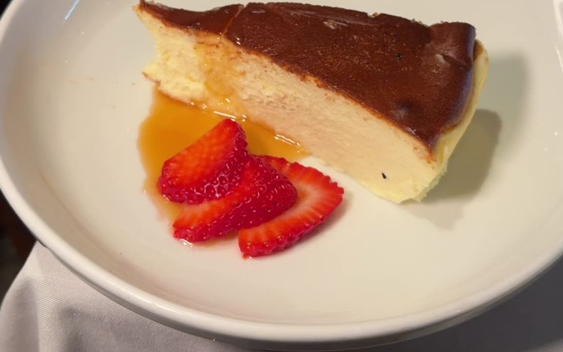 Basque cheesecake with syrup and fresh strawberries